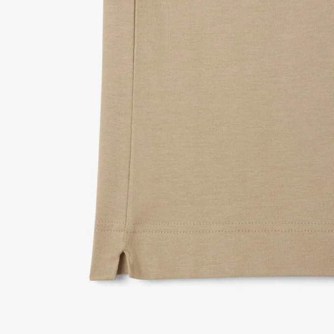 Herre-pologensere i klassisk passform med åpen hals og broderi
