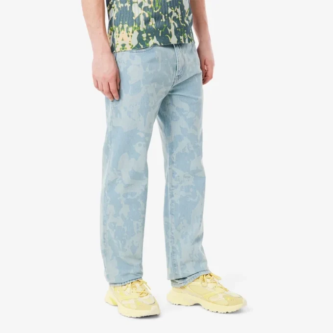 Herrejeans i rett snitt med trykt motiv