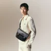 Liten messenger-veske med monogram