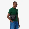 Liten messenger-veske med monogram