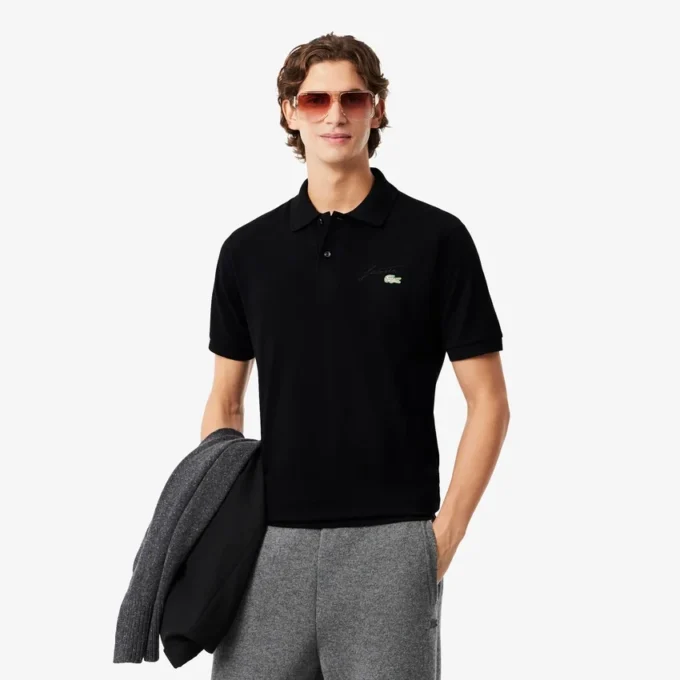 Polo i piqué med broderi og klassisk passform for menn