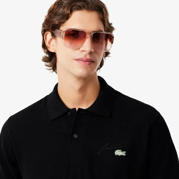 Polo i piqué med broderi og klassisk passform for menn