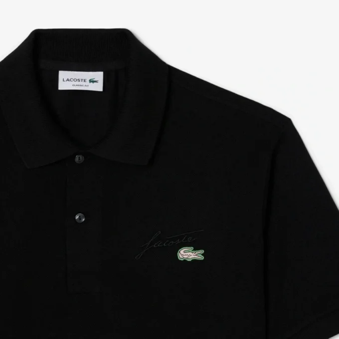 Polo i piqué med broderi og klassisk passform for menn