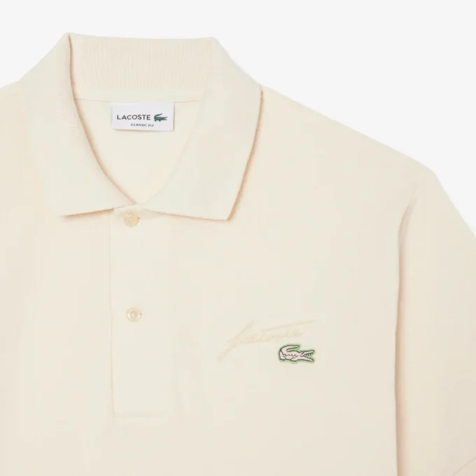 Polo i piqué med broderi og klassisk passform for menn
