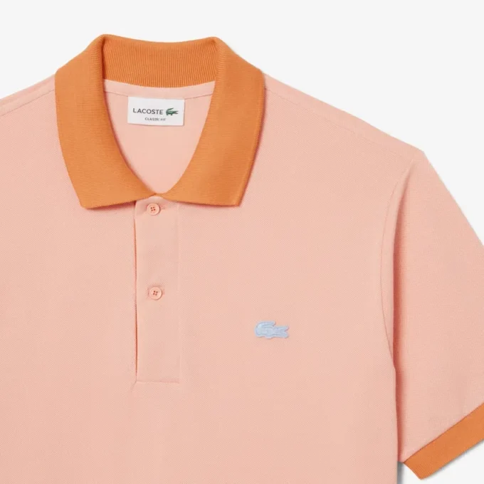 Polo med klassisk passform og kontrastribb