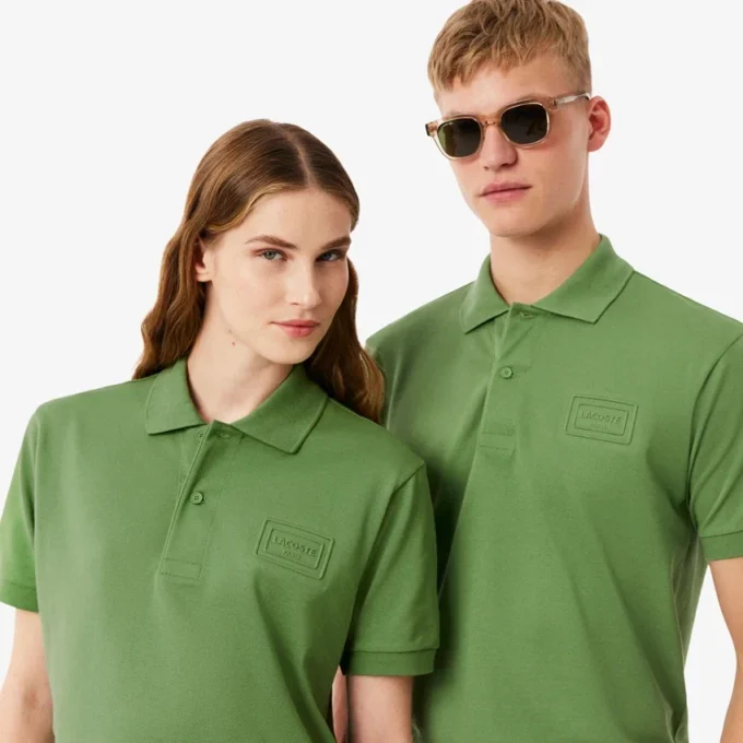 Polo med klassisk passform og preget logo