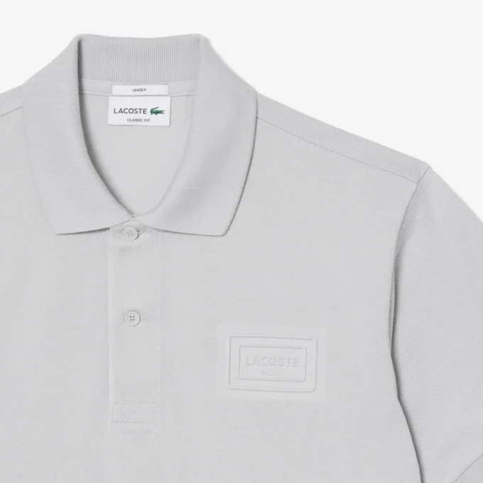 Polo med klassisk passform og preget logo