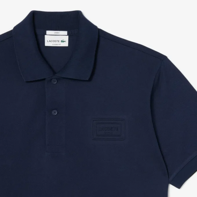 Polo med klassisk passform og preget logo