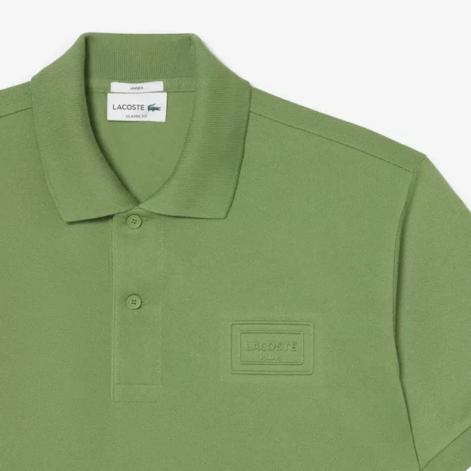 Polo med klassisk passform og preget logo