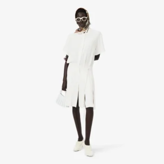Runway-pologenser med plissering og broderidetaljer