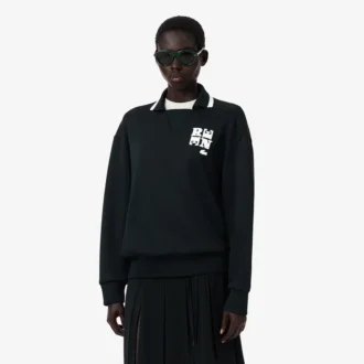 Runway-pologensere med krage og badge-detalj
