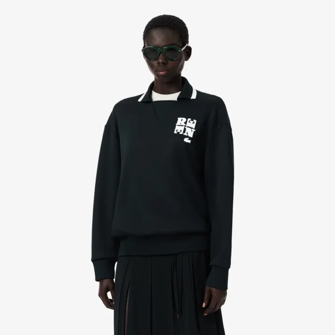 Runway-pologensere med krage og badge-detalj