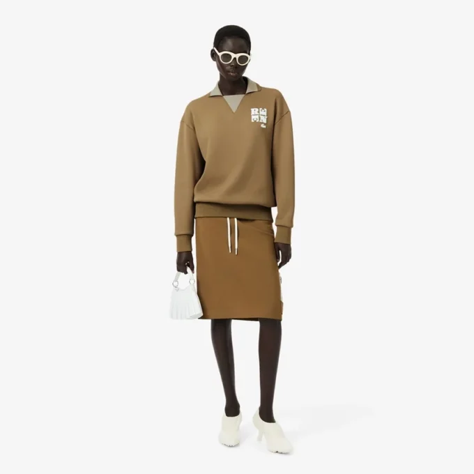 Runway-pologensere med krage og badge-detalj