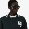 Runway-pologensere med krage og badge-detalj