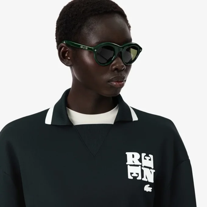 Runway-pologensere med krage og badge-detalj