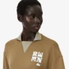 Runway-pologensere med krage og badge-detalj