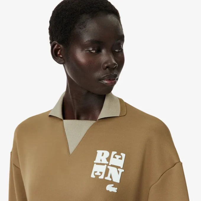 Runway-pologensere med krage og badge-detalj