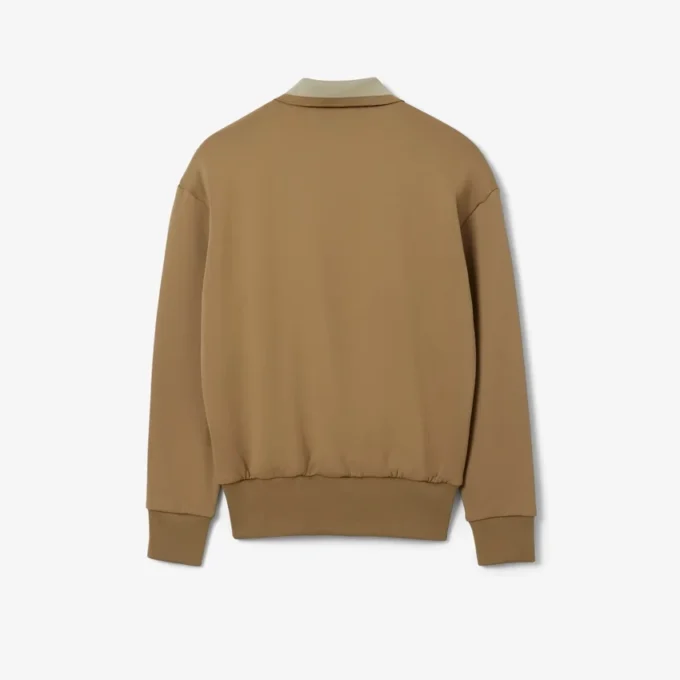 Runway-pologensere med krage og badge-detalj