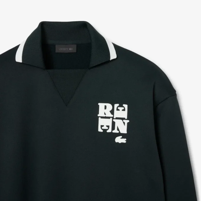 Runway-pologensere med krage og badge-detalj