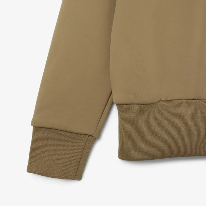 Runway-pologensere med krage og badge-detalj