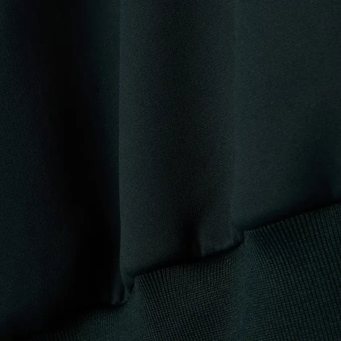 Runway-pologensere med krage og badge-detalj