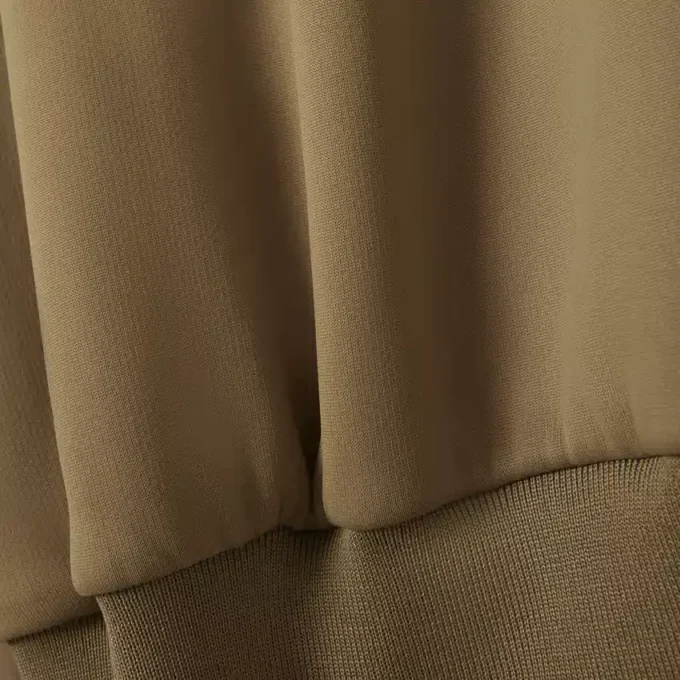 Runway-pologensere med krage og badge-detalj