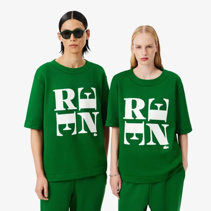 Runway Satin T-skjorte med grafisk trykk