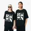 Runway Satin T-skjorte med grafisk trykk