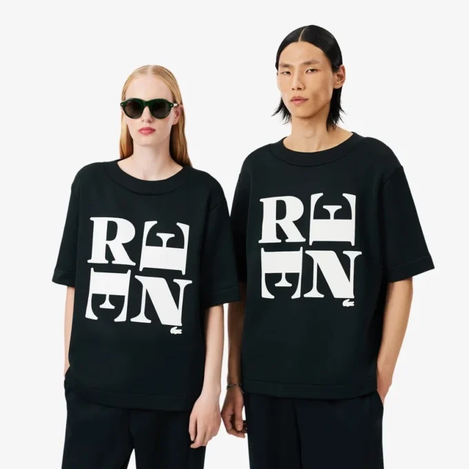 Runway Satin T-skjorte med grafisk trykk