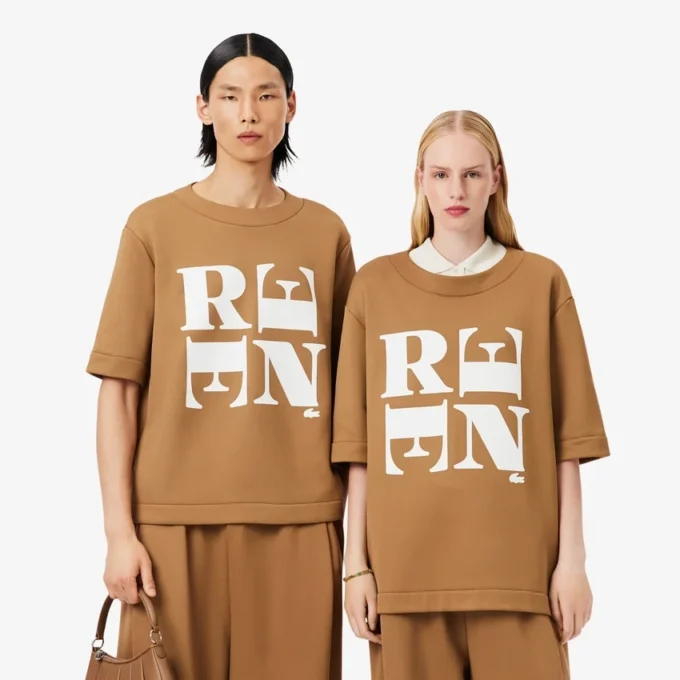 Runway Satin T-skjorte med grafisk trykk