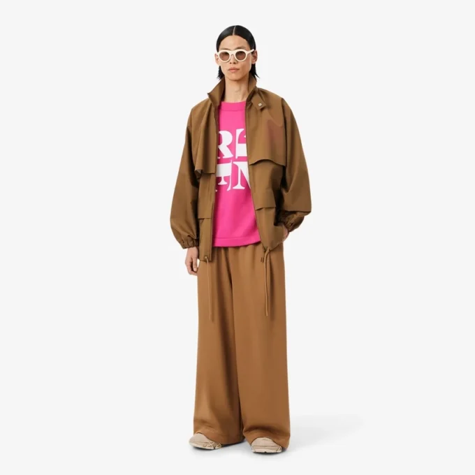Runway Satin T-skjorte med grafisk trykk