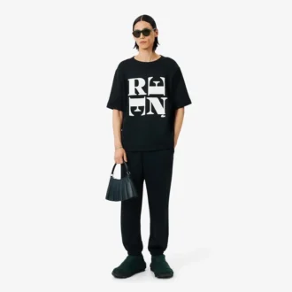 Runway Satin T-skjorte med grafisk trykk