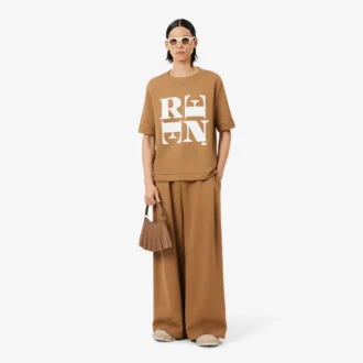 Runway Satin T-skjorte med grafisk trykk