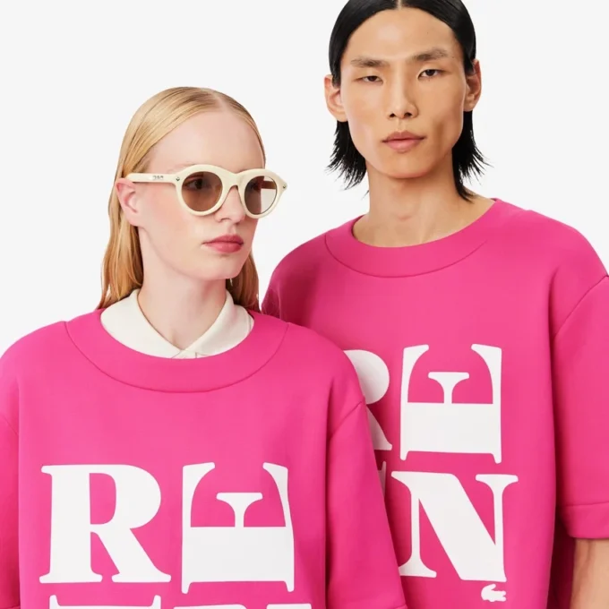 Runway Satin T-skjorte med grafisk trykk