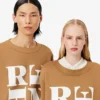 Runway Satin T-skjorte med grafisk trykk
