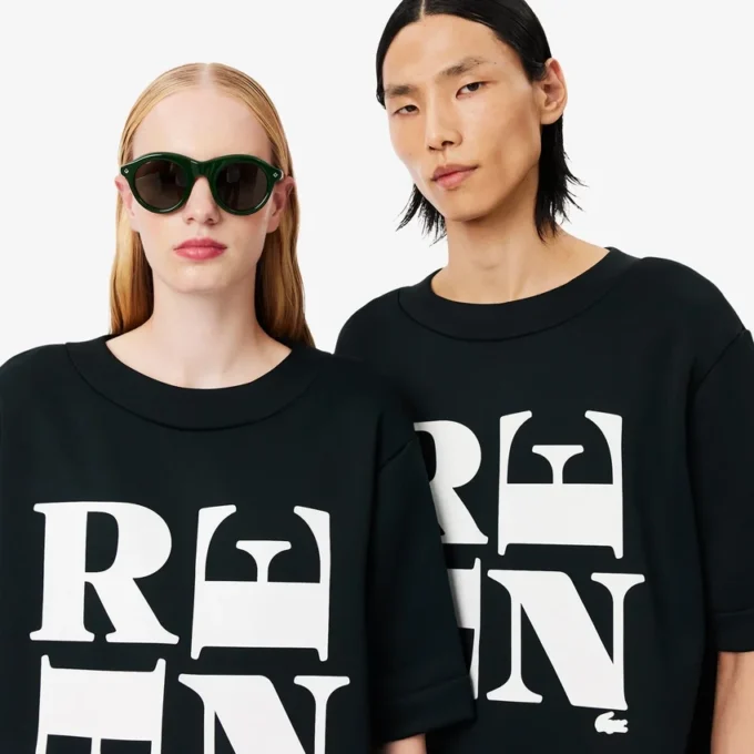 Runway Satin T-skjorte med grafisk trykk