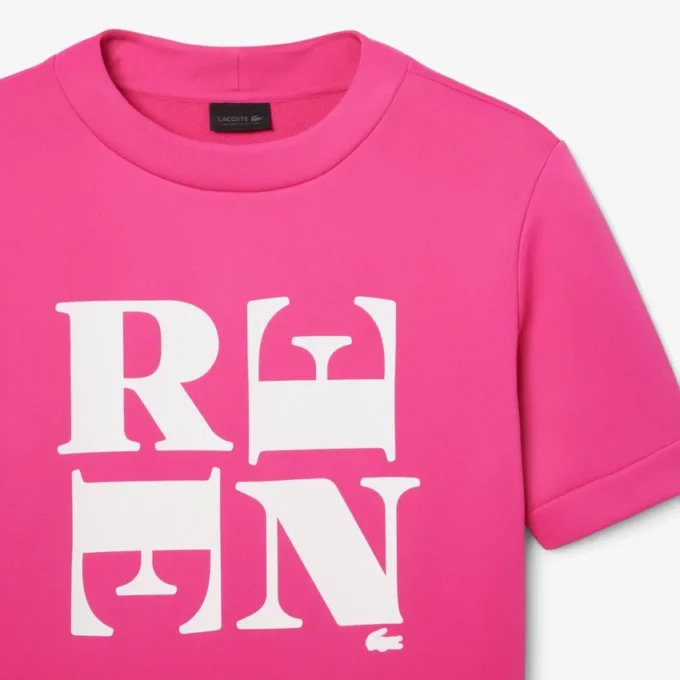 Runway Satin T-skjorte med grafisk trykk