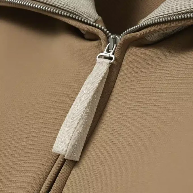 Runway-sweatshirt med høy hals, glidelås og badge-detalj