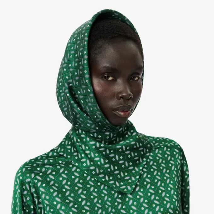 Silketørkle med catwalk-trykk