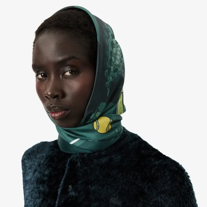 Silketørkle med catwalk-trykk