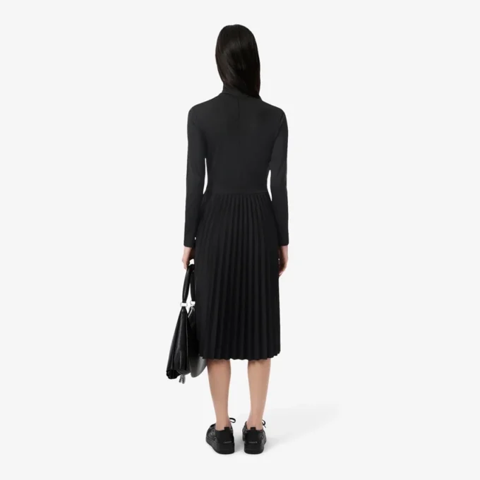 Slim fit-kjole med høy hals til kvinner