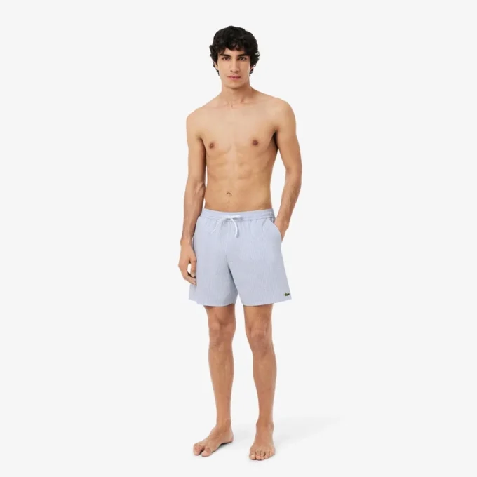 Stripete badetrunks i mellomlengde med struktur for menn