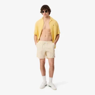 Stripete badetrunks i mellomlengde med struktur for menn