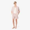 Stripete badetrunks i mellomlengde med struktur for menn