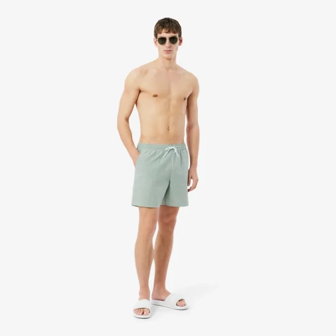 Stripete badetrunks i mellomlengde med struktur for menn