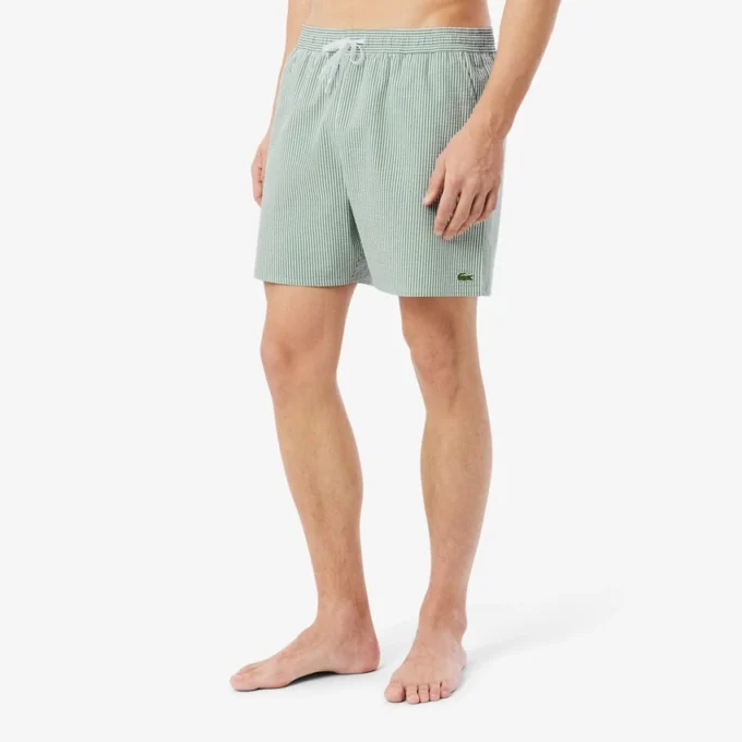 Stripete badetrunks i mellomlengde med struktur for menn