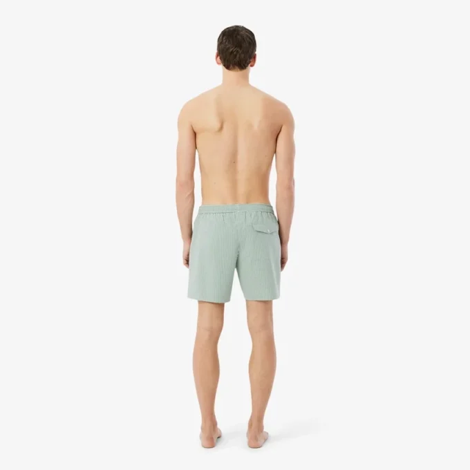 Stripete badetrunks i mellomlengde med struktur for menn