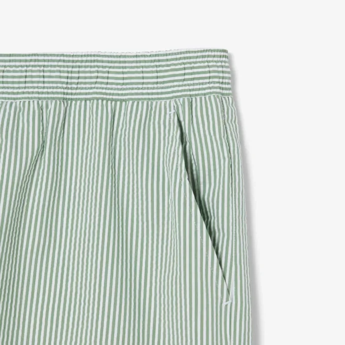 Stripete badetrunks i mellomlengde med struktur for menn