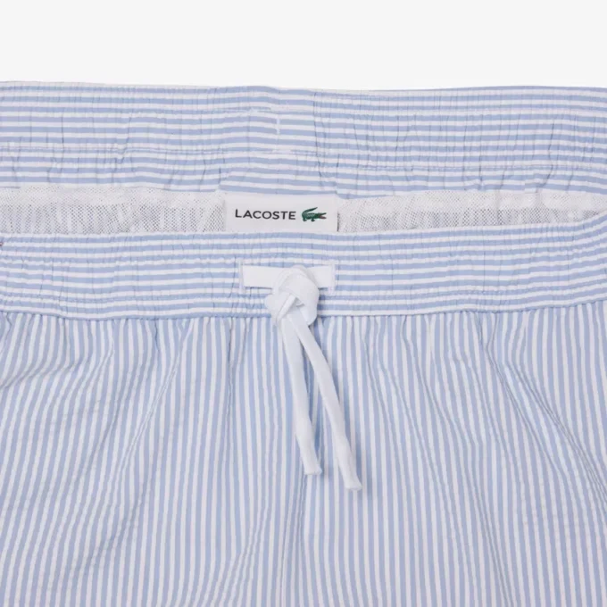 Stripete badetrunks i mellomlengde med struktur for menn