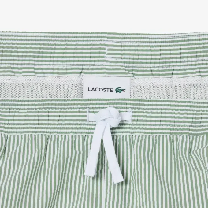 Stripete badetrunks i mellomlengde med struktur for menn